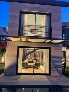 Havuzlu ve jakuzili full eşyalı lüks villa